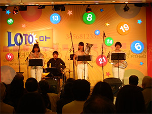 東西「宝くじドリーム館」で「コンサート」や「特別パネル展」を開催