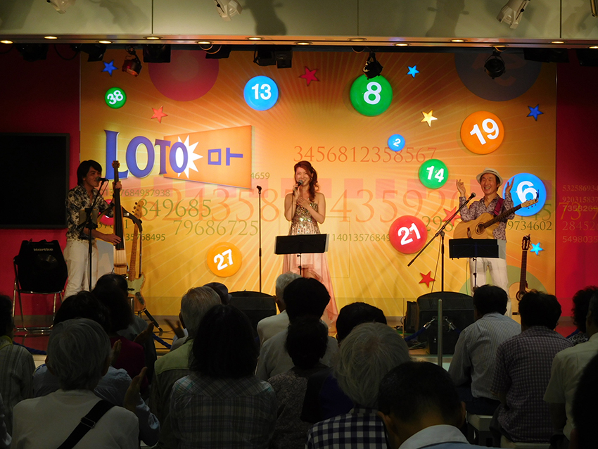 東西「宝くじドリーム館」で「コンサート」や「寄席」を開催