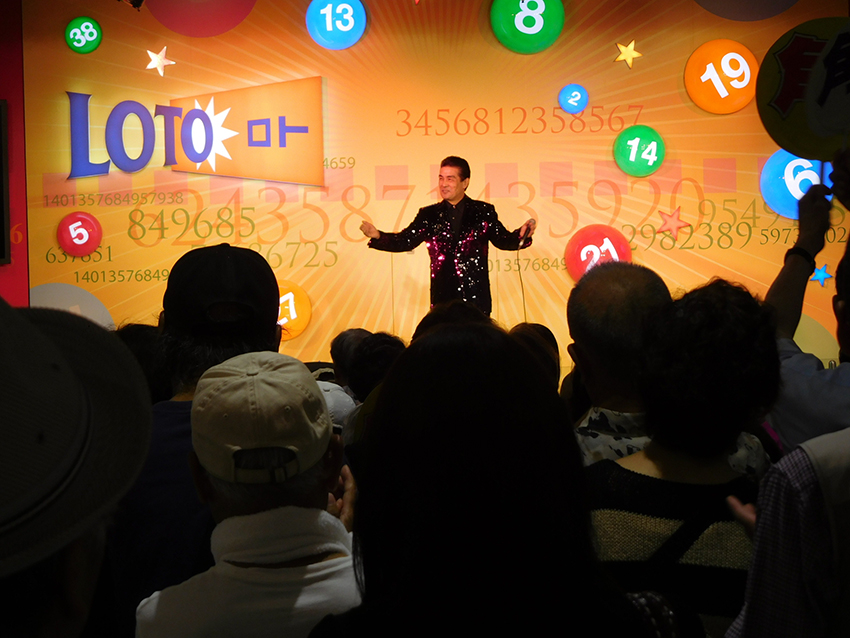 東西「宝くじドリーム館」で「コンサート」や「寄席」を開催