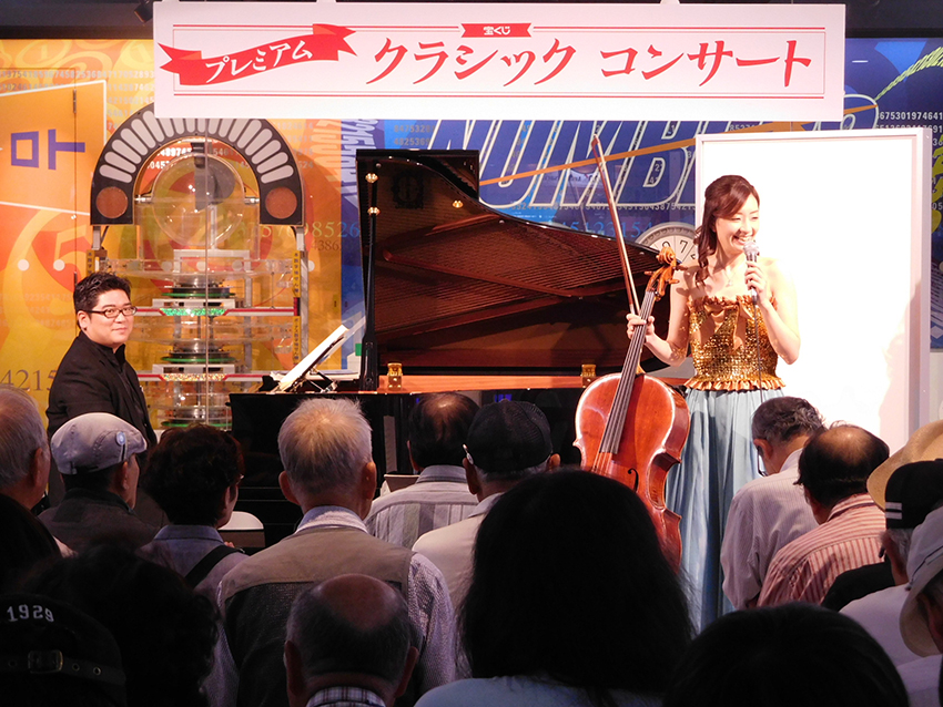 東西「宝くじドリーム館」で「コンサート」や「寄席」を開催
